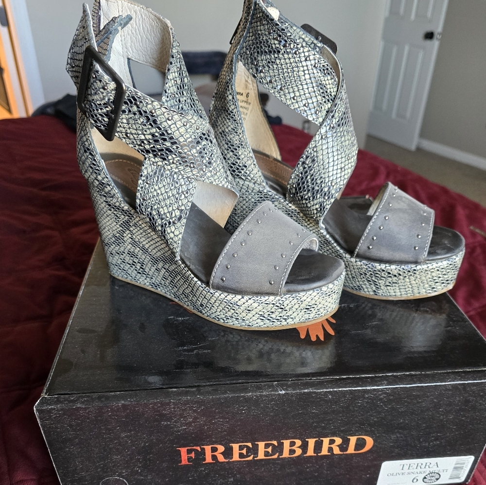 Freebird Terra Olive and Gray Wedges with Bold Platform. Fits Like a 7